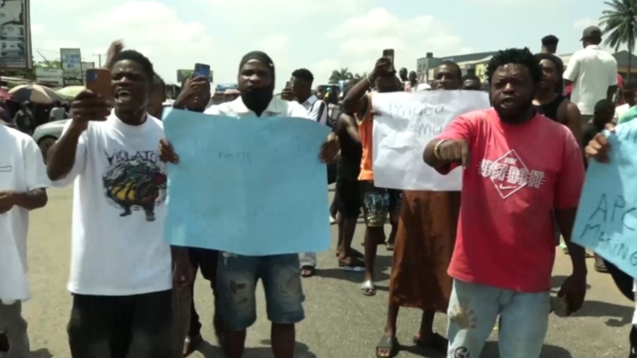 Youths Protest Hardship, Ground Benin-Lagos Expressway